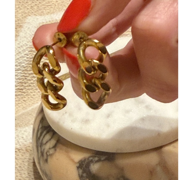 The Perfect Hoop - The Figaro Drop Hoop - 18K triple-layered gold over brass - Picture 8 of 12